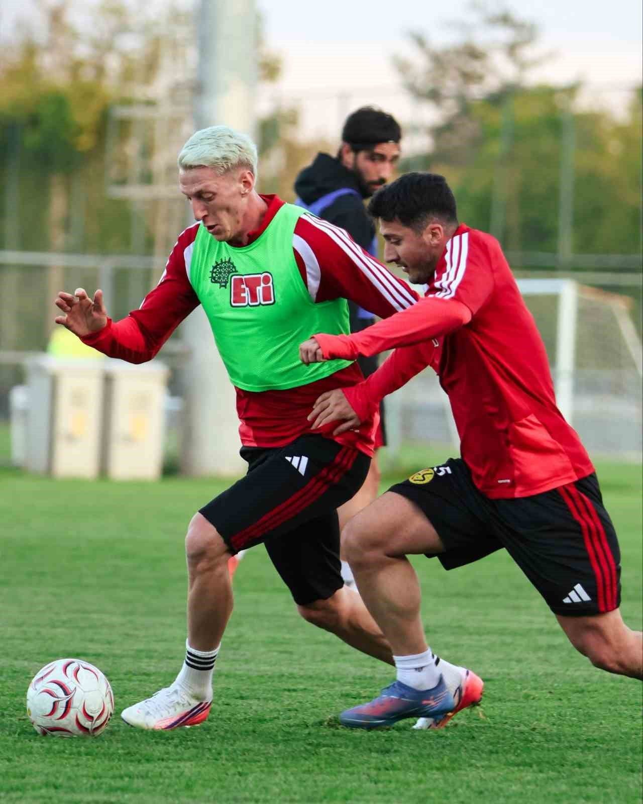 TFF 3. LİG 2. GRUP'TA MÜCADELE EDEN ESKİŞEHİRSPOR, BURSA YILDIRIM SK MAÇI İÇİN HAZIRLIKLARA...