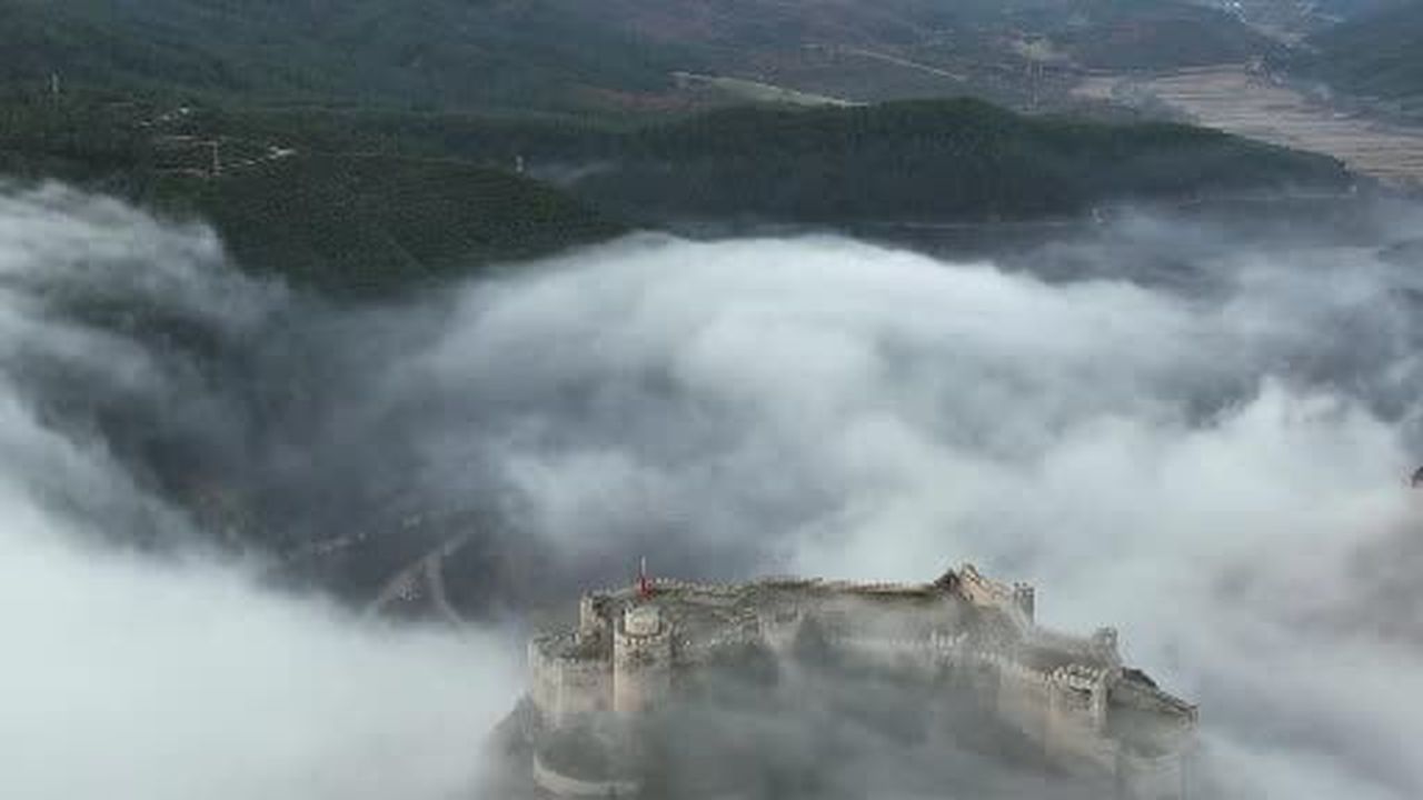 Tarihi Boyabat Kalesi sis denizinin üzerinde kaldı