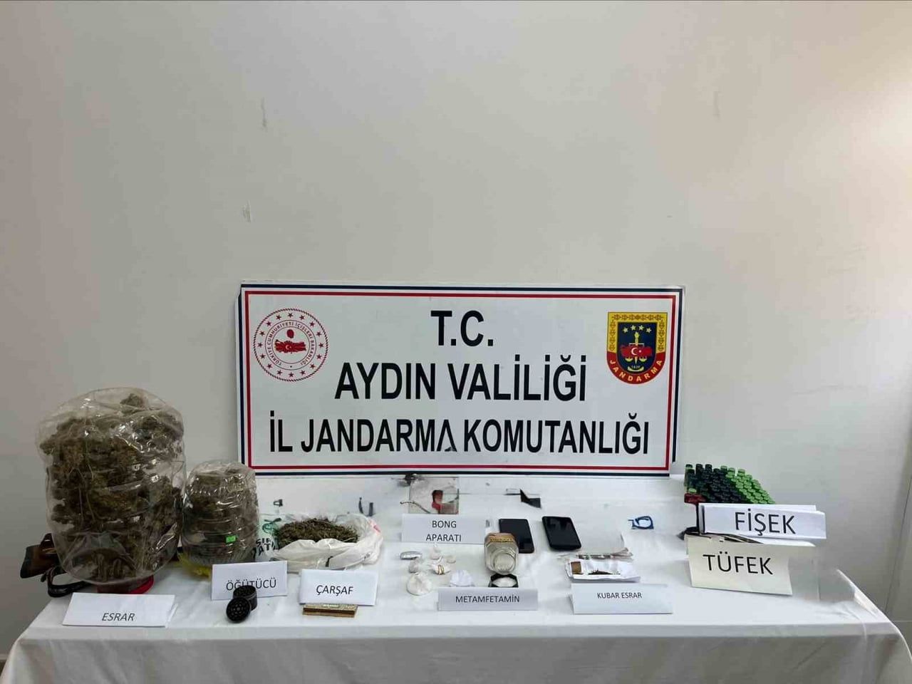 AYDIN'IN KUŞADASI İLÇESİNDE 11 ADRESTE EŞ ZAMANLI OLARAK GERÇEKLEŞTİRİLEN UYUŞTURUCU OPERASYONUNDA...