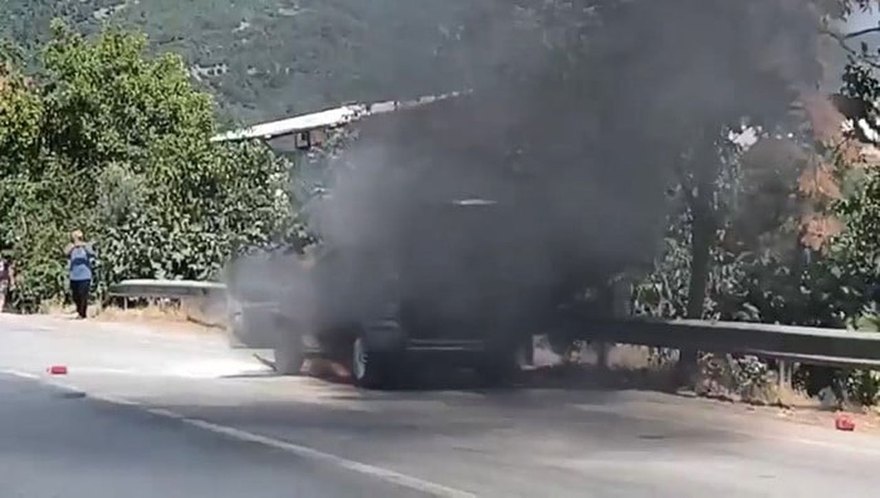 BURSA’DA SEYİR HALİNDEKİ ARAÇTA ÇIKAN YANGIN PANİĞE NEDEN OLDU