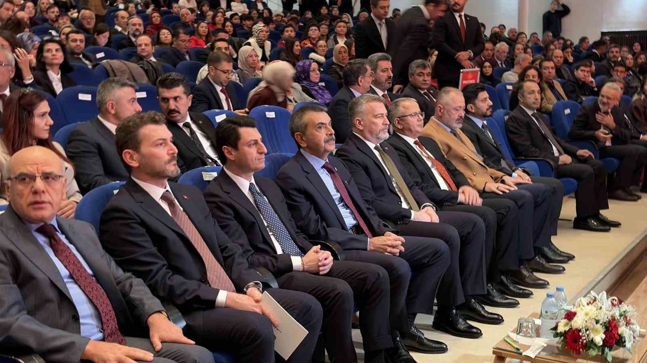 BAKAN TEKİN, MİLLİ EĞİTİM BAKANLIĞI ŞURA SALONU'NDA DÜZENLENEN YENİ EĞİTİM BİLİŞİM AĞI'NIN (EBA)...