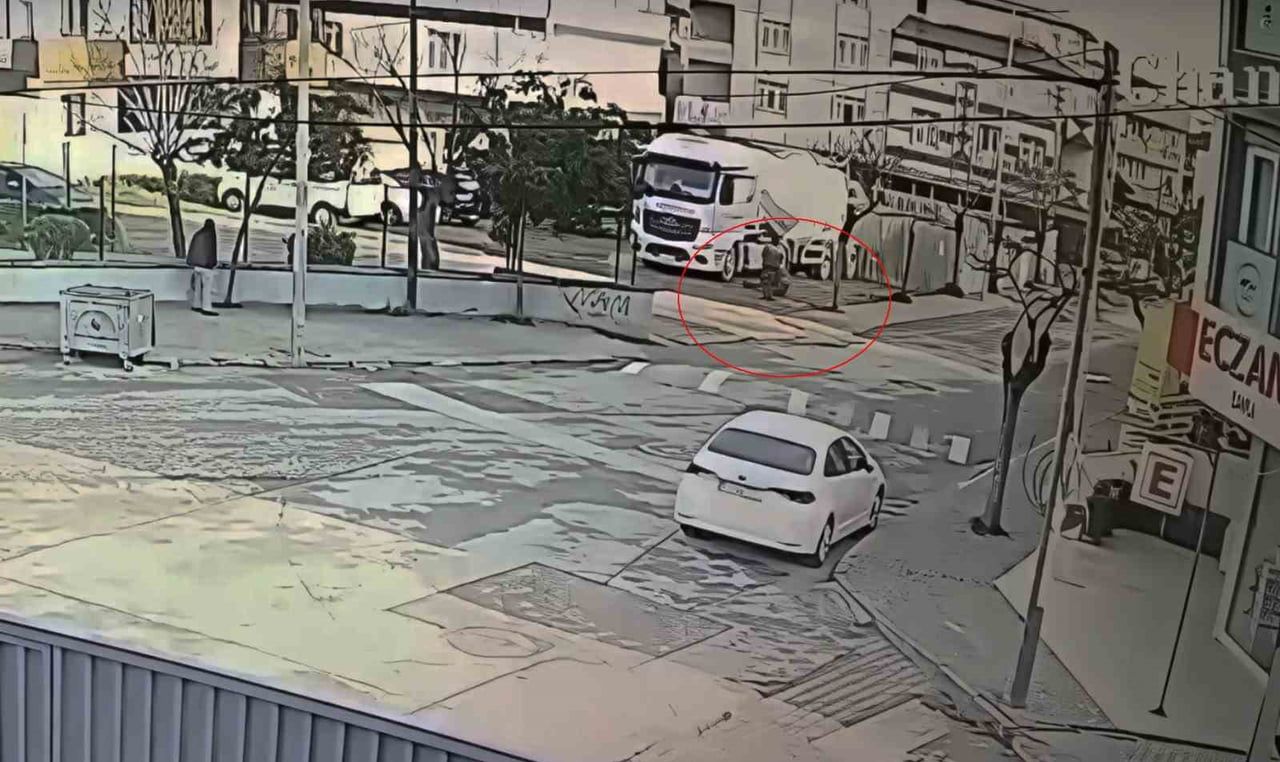 KARDEŞİNİN TIRA BİNMESİNİN ARDINDAN SAKLANDIĞI YERDEN ÇIKAN SANIĞIN ATEŞ ETTİĞİ DEHŞET ANLARI...