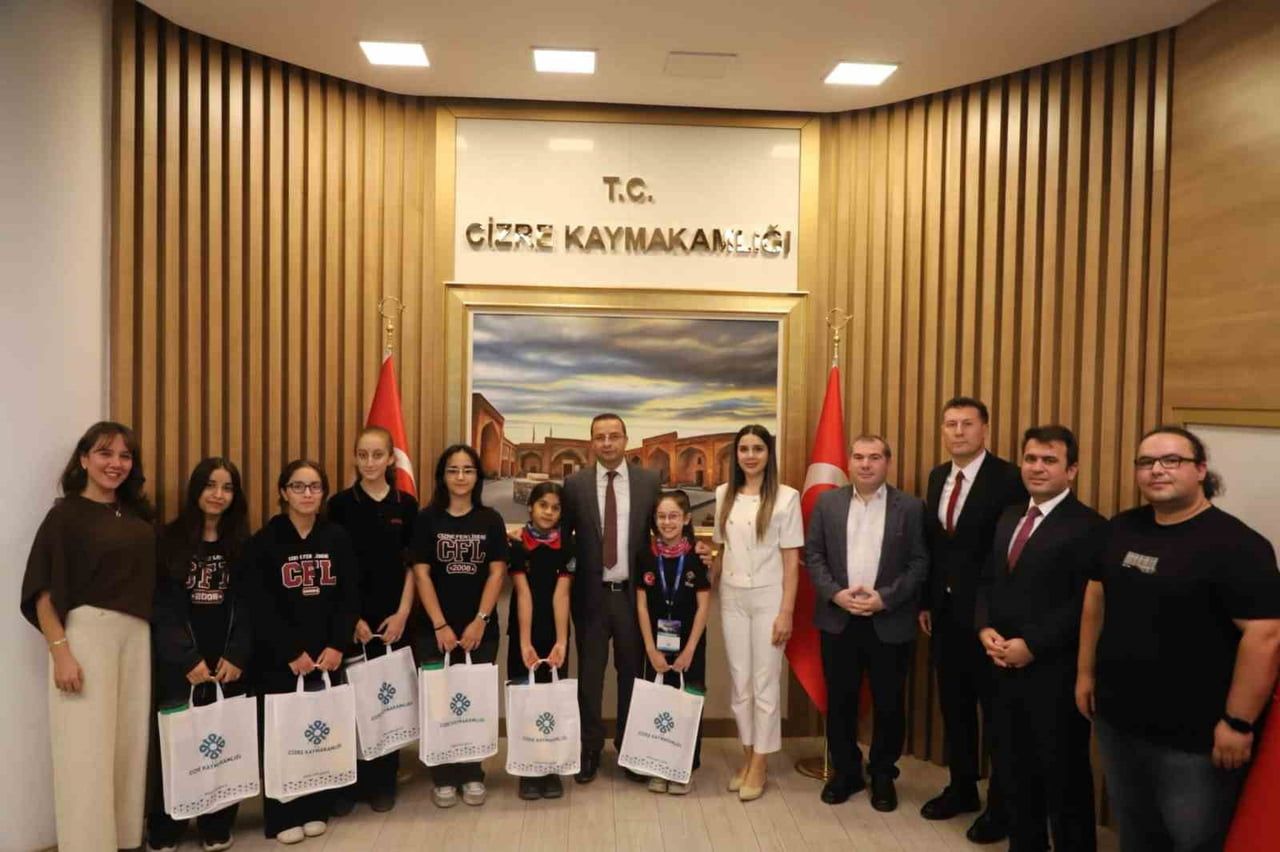 TEKNOFEST 2026’DA DERECEYE GİREN CİZRELİ ÖĞRENCİLER VE DANIŞMAN ÖĞRETMENLERİ, CİZRE KAYMAKAMI...