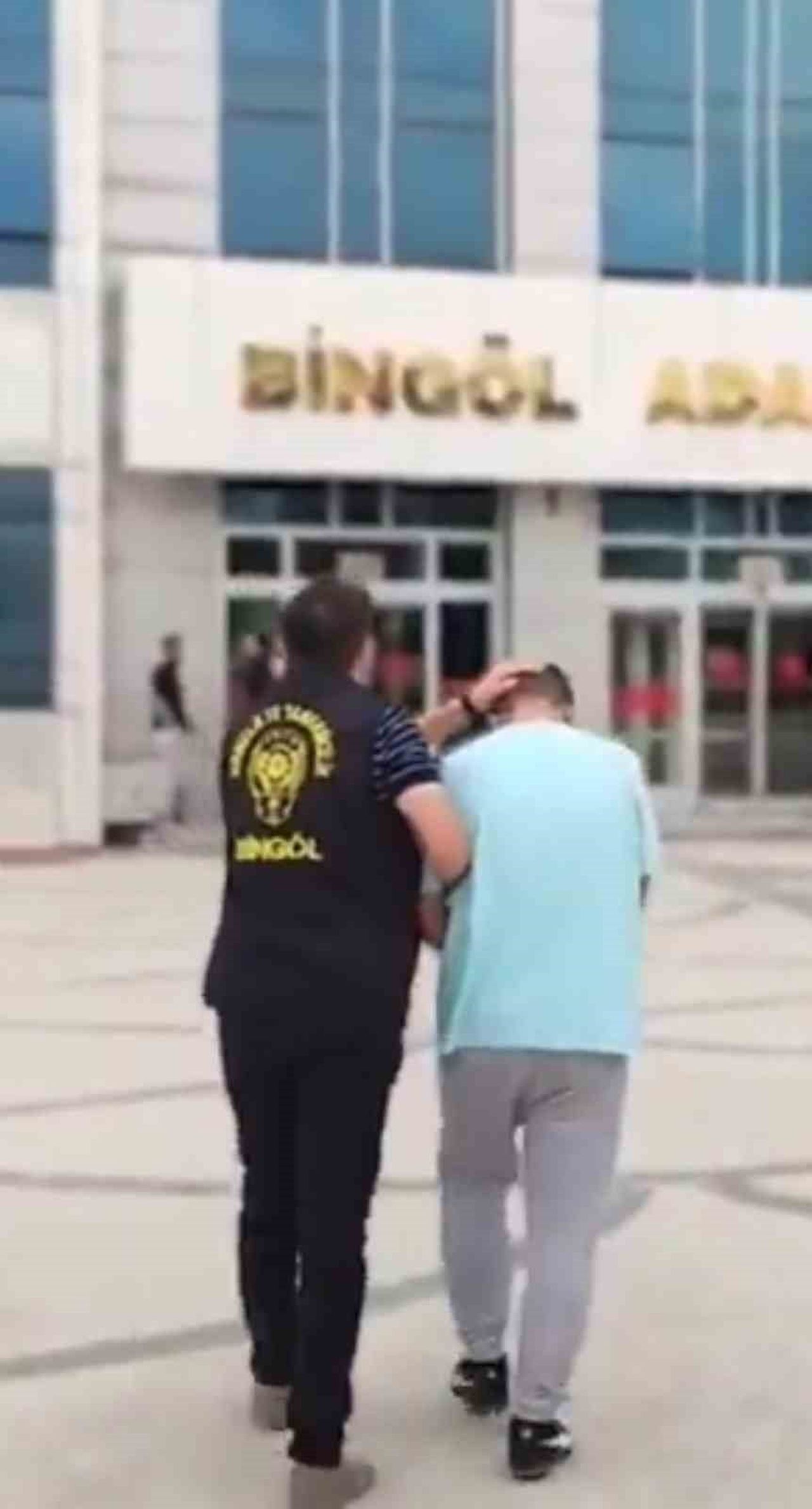 BİNGÖL'DE İŞ YERİNDEN VE KURUMDAN HIRSIZLIK YAPTIĞI GEREKÇESİYLE EMNİYET GÜÇLERİNCE YAKALANAN 1...