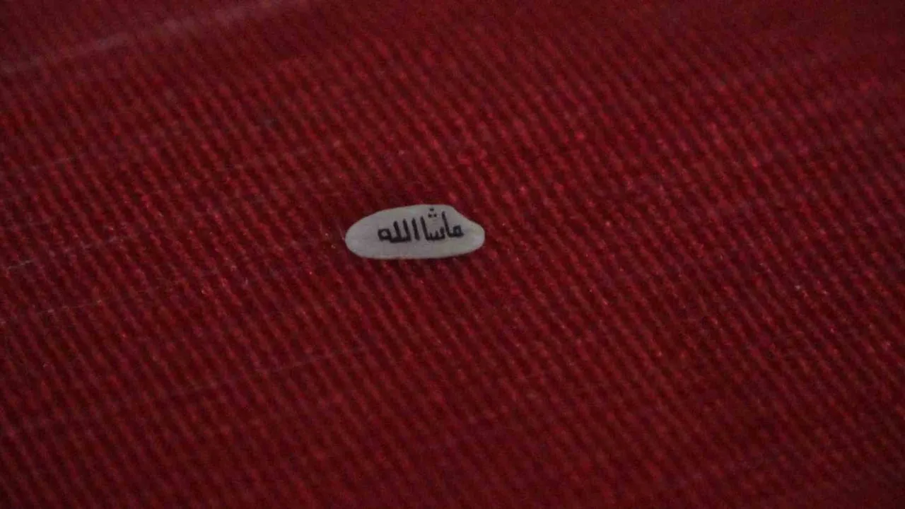 MÜZEDEKİ EN DİKKAT ÇEKEN ESER OLAN PİRİNÇ TANESİ ÜZERİNE YAZILMIŞ ESERLERE DEĞİNEN GÜNEŞER,"HÜSN-İ...