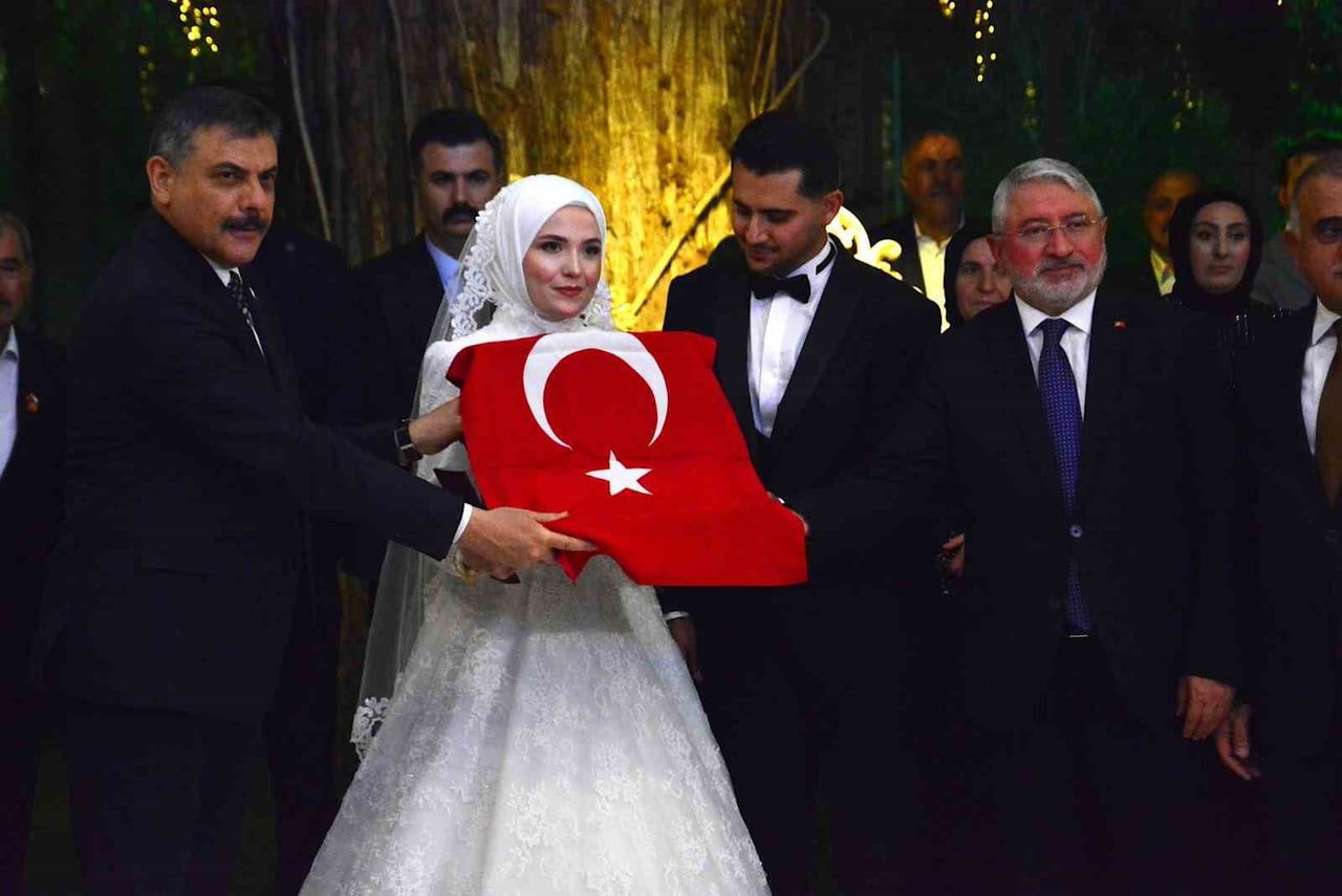 AK PARTİ ÇORUM İL BAŞKANI YAKUP ALAR’IN OĞLU EREN ALAR İLE ESRANUR AKYOL, DÜZENLENEN GÖRKEMLİ BİR...