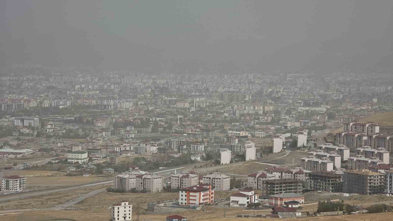 VAN'DA ETKİLİ OLAN TOZ TAŞINIMI, KENT GENELİNDE GÖRÜŞ MESAFESİNİN DÜŞMESİNE VE GÖKYÜZÜNÜN PUSLU...