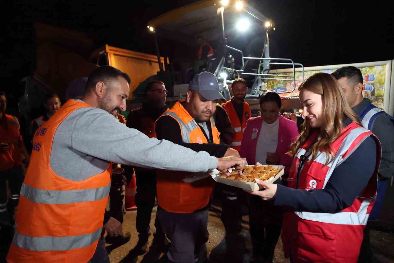 ANTALYA BÜYÜKŞEHİR BELEDİYESİ, KENT GENELİNDE ULAŞIM KONFORUNU ARTIRMAK VE YOLLARI DAHA GÜVENLİ...