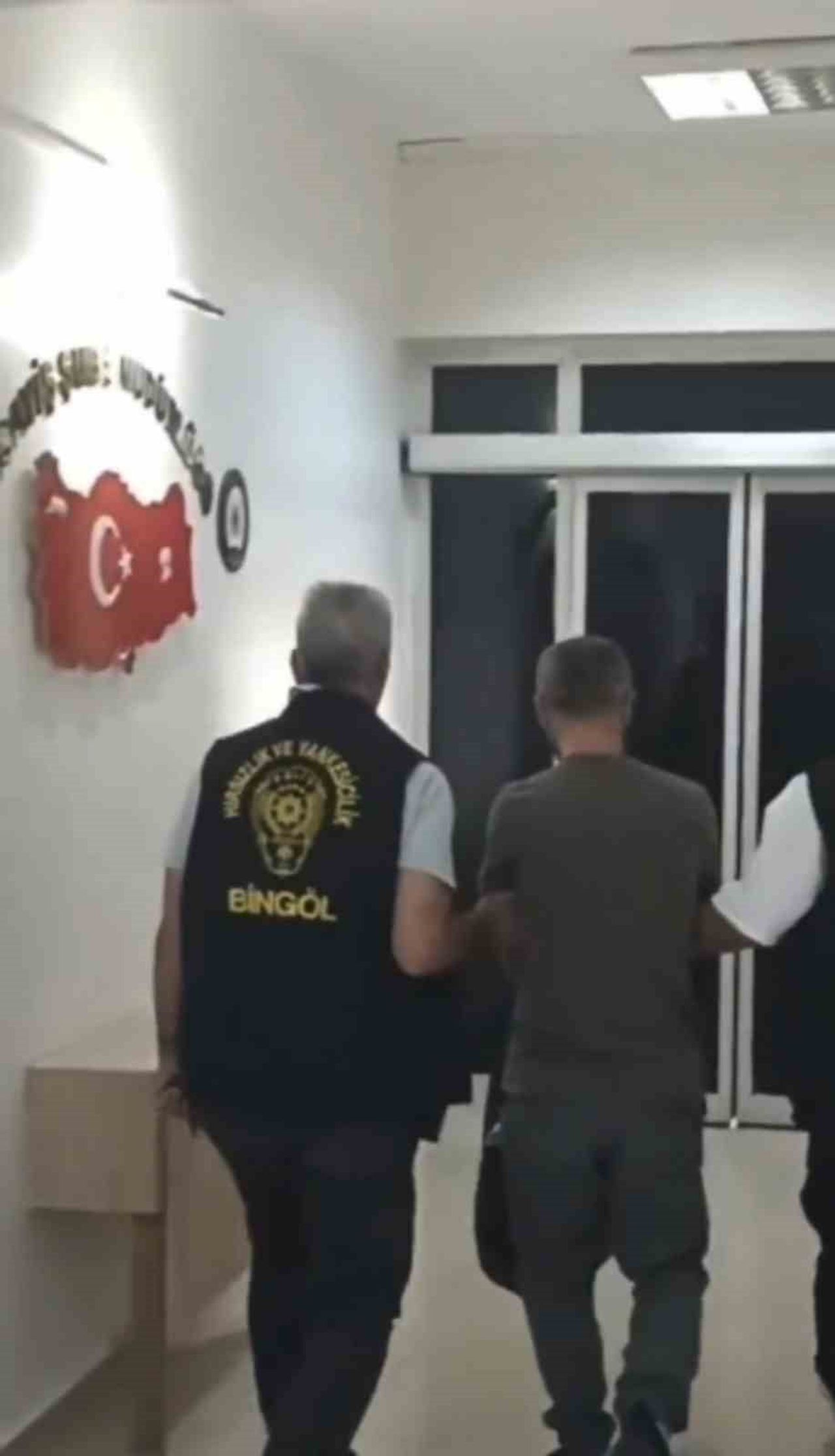 BİNGÖL'DE ÇALINAN 234 PAKET SİGARAYLA YAKALANAN ŞÜPHELİ TUTUKLANDI