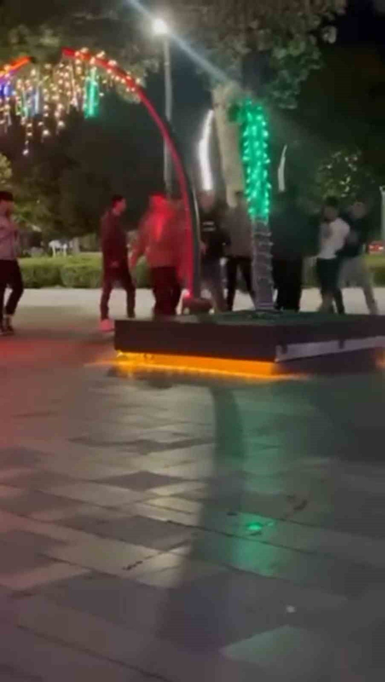 BOLU’DA VALİLİK MEYDANI’NDA İKİ GRUP ARASINDA ÇIKAN SÖZLÜ TARTIŞMA, TEKME VE YUMRUKLARIN...