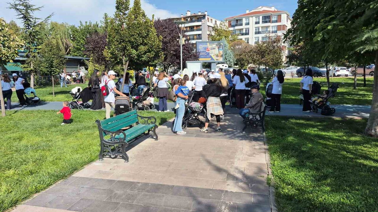 ESKİŞEHİR'DE HEPSİ BEBEKLİ OLAN 75 ANNE, EGZERSİZ YAPMAK İÇİN TOPLANDIKLARI DEDE KORKUT PARKI'NDAN...