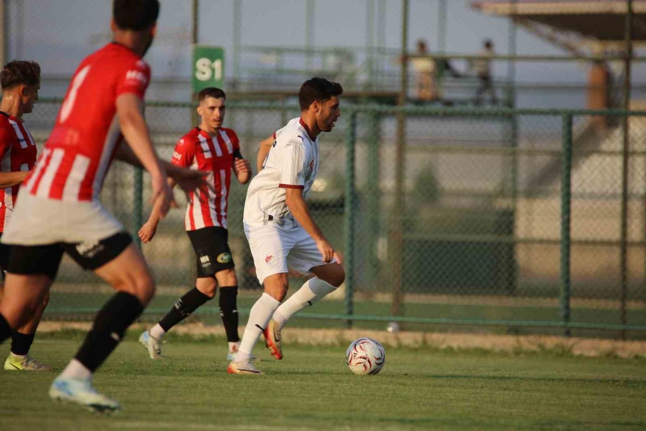 HAZIRLIK MAÇINDA ELAZIĞSPOR, AYVALIKGÜCÜ BELEDİYESPOR’U 2-1 YENDİ