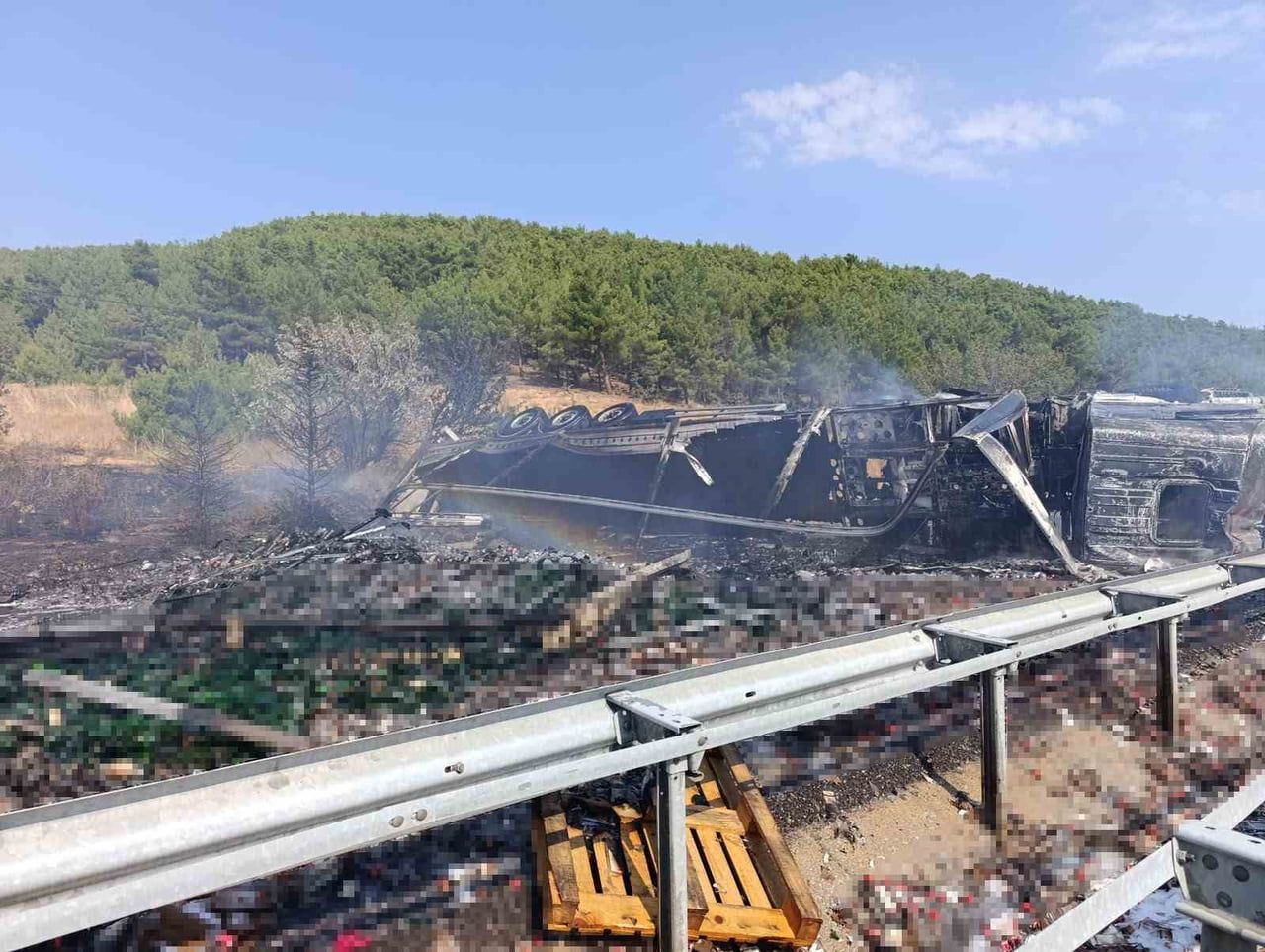 UŞAK'IN BANAZ İLÇESİNDE ALKOL YÜKLÜ TIRIN BARİYERE ÇARPIP DEVRİLMESİ SONUCU SÜRÜCÜ YARALANIRKEN...