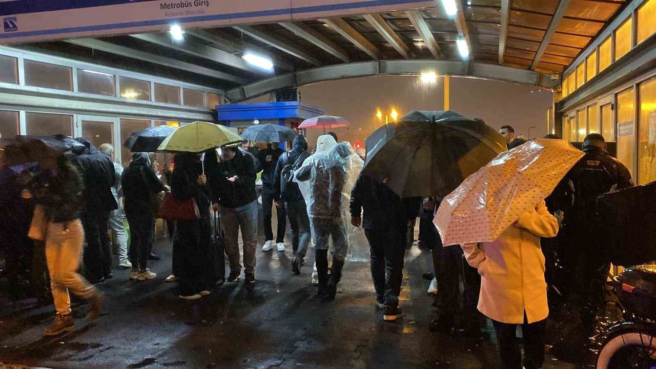 İSTANBUL'DA ETKİLİ OLAN YAĞIŞ SONRASI PERPA METROBÜS VE OTOBÜS DURAKLARINDA YAŞANAN YOĞUNLUK...