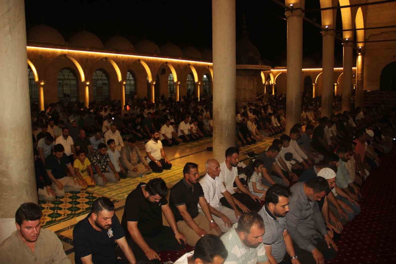 ŞANLIURFA'DA MEVLİT KANDİLİ COŞKUSU  -VATANDAŞLAR CAMİ AVLUSUNDA NAMAZ KILDI