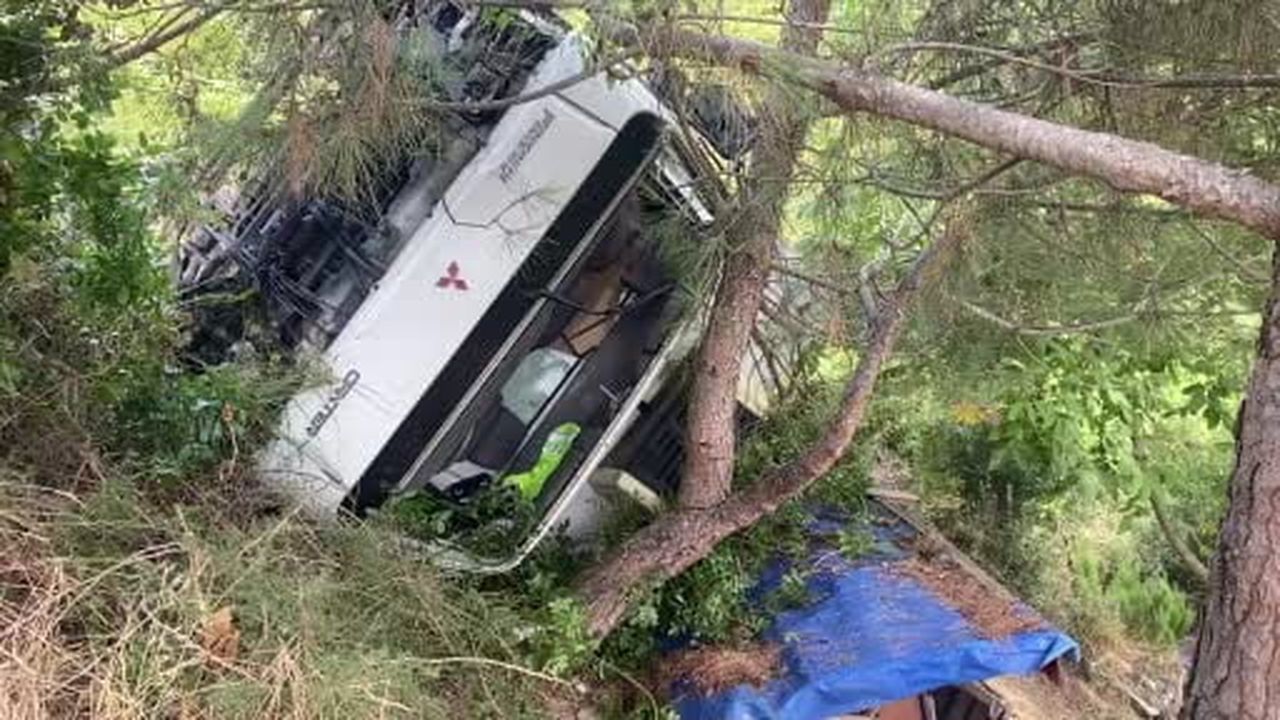 Yasak yola giren kamyon şarampole uçtu: Sürücü yaralandı