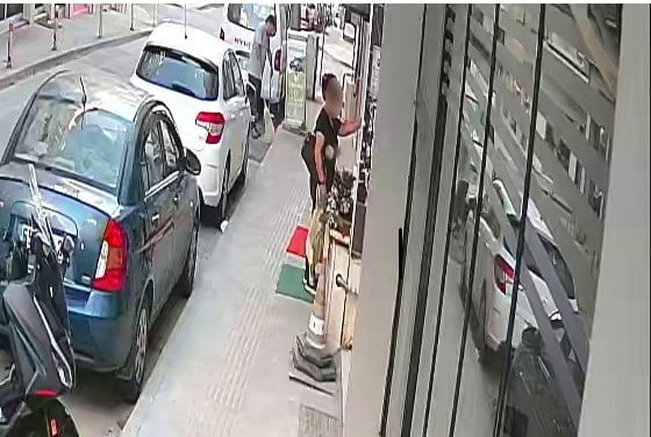 GÜVENLİK KAMERASI KAYITLARINI İNCELEYEN ÇALIŞANLAR, ÇEVREDEN GEÇEN BİR KADININ KAPIYA BAĞLI...