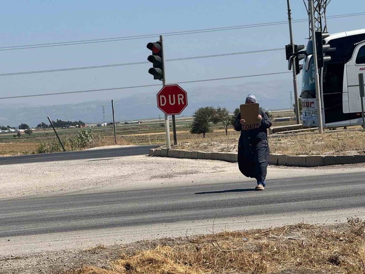 HATAY'DA ZABITA EKİPLERİNCE TRAFİK IŞIKLARINDA DİLENEN ŞAHISLARA YÖNELİK GERÇEKLEŞTİRİLEN...