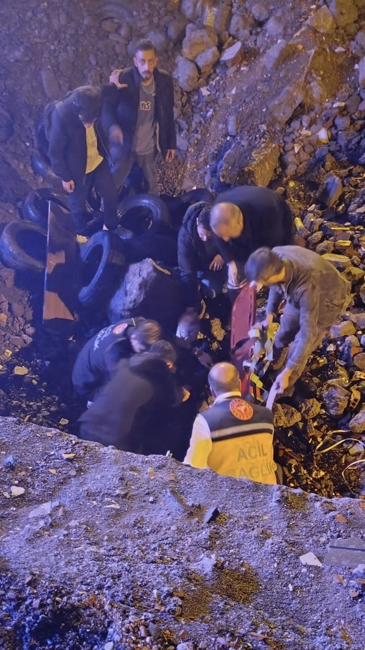 MUŞ’TA AÇIK BIRAKILAN KAZI ALANINA DÜŞEN YAŞLI ADAM, SAĞLIK EKİPLERİ TARAFINDAN HASTANEYE...