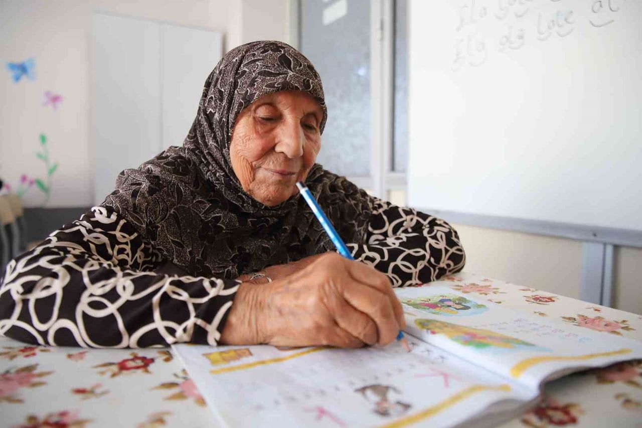 GAZİANTEP'TE YAŞAYAN 11 ÇOCUK ANNESİ DÖNE KÖLGE, ÇOCUKLUK HAYALİ OLAN OKUMA-YAZMAYI 78 YAŞINDA...