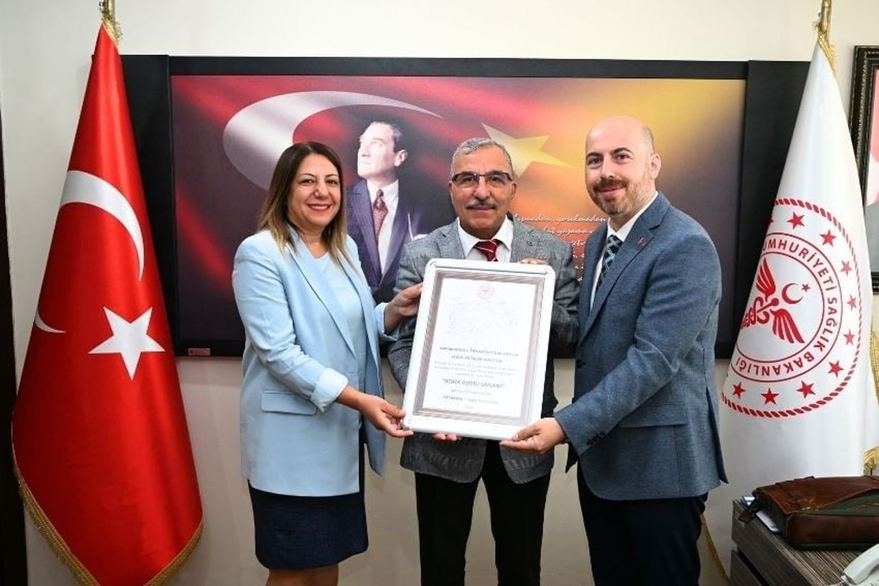 BELGE KARAMAN İL SAĞLIK MÜDÜRÜ UZM. DR. MEHMET SERKAN YURDAKUL (SAĞDAKİ) TARAFINDAN KMÜ REKTÖRÜ...