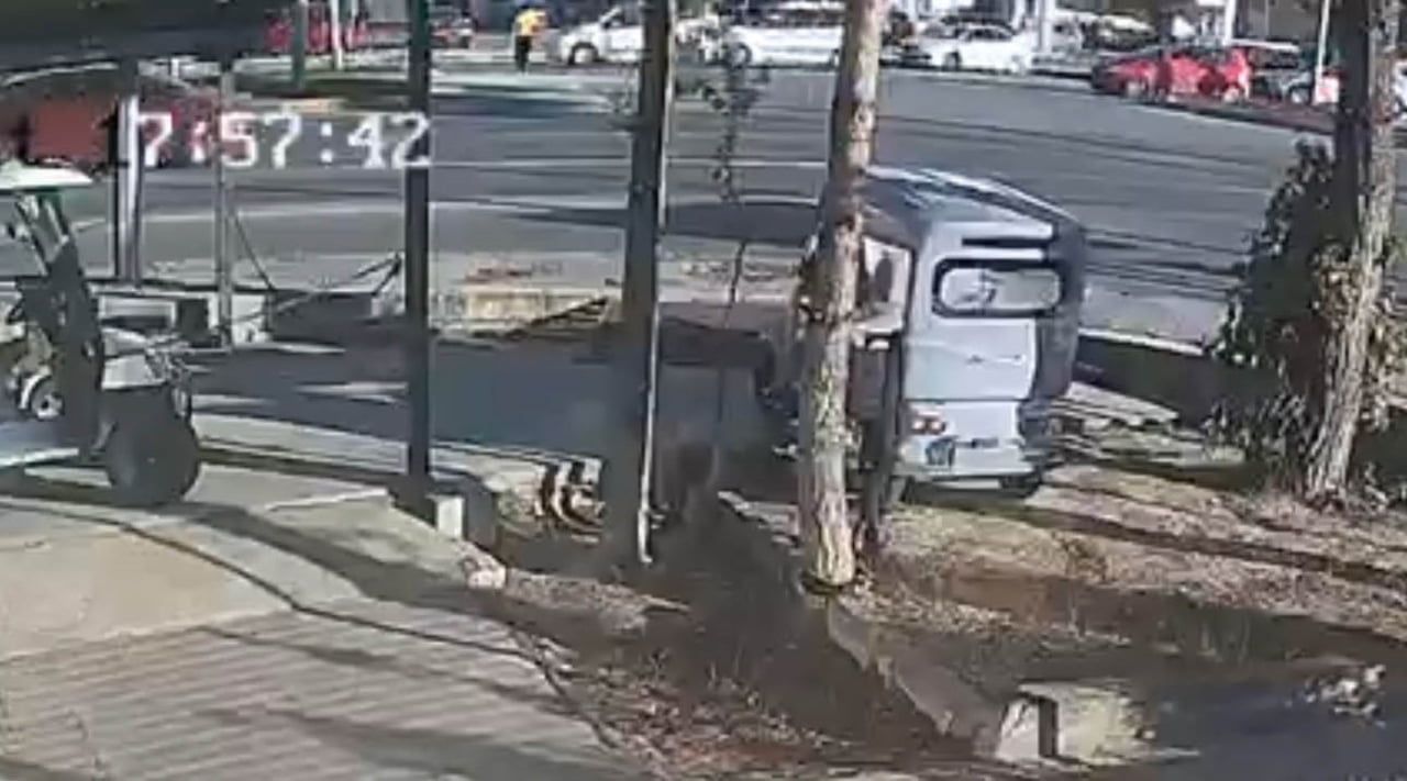 KARABÜK’TE OTOMOBİLİN ÇARPTIĞI YAYA YARALANIRKEN, KAZA ANI BİR İŞ YERİNİN GÜVENLİK KAMERASINA...