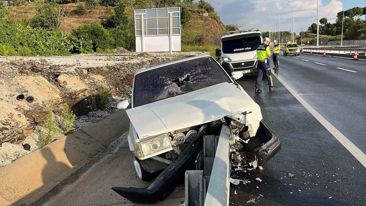 ANTALYA’NIN ALANYA İLÇESİNDE KONTROLDEN ÇIKAN OTOMOBİLİN DEMİR BARİYERLERE ÇARPMASI SONUCU MEYDANA...
