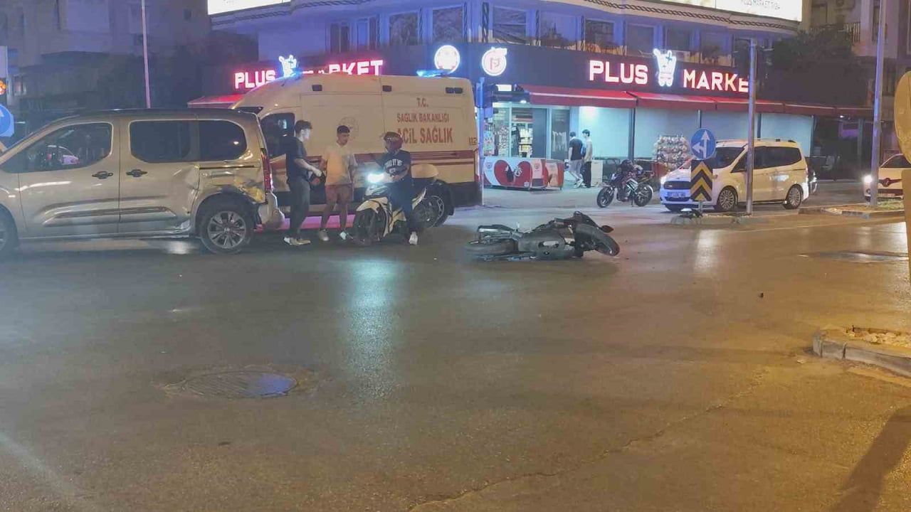 ANTALYA’NIN MANAVGAT İLÇESİNDE MOTOSİKLET İLE HAFİF TİCARİ ARACIN ÇARPIŞMASI SONUCU MEYDANA GELEN...