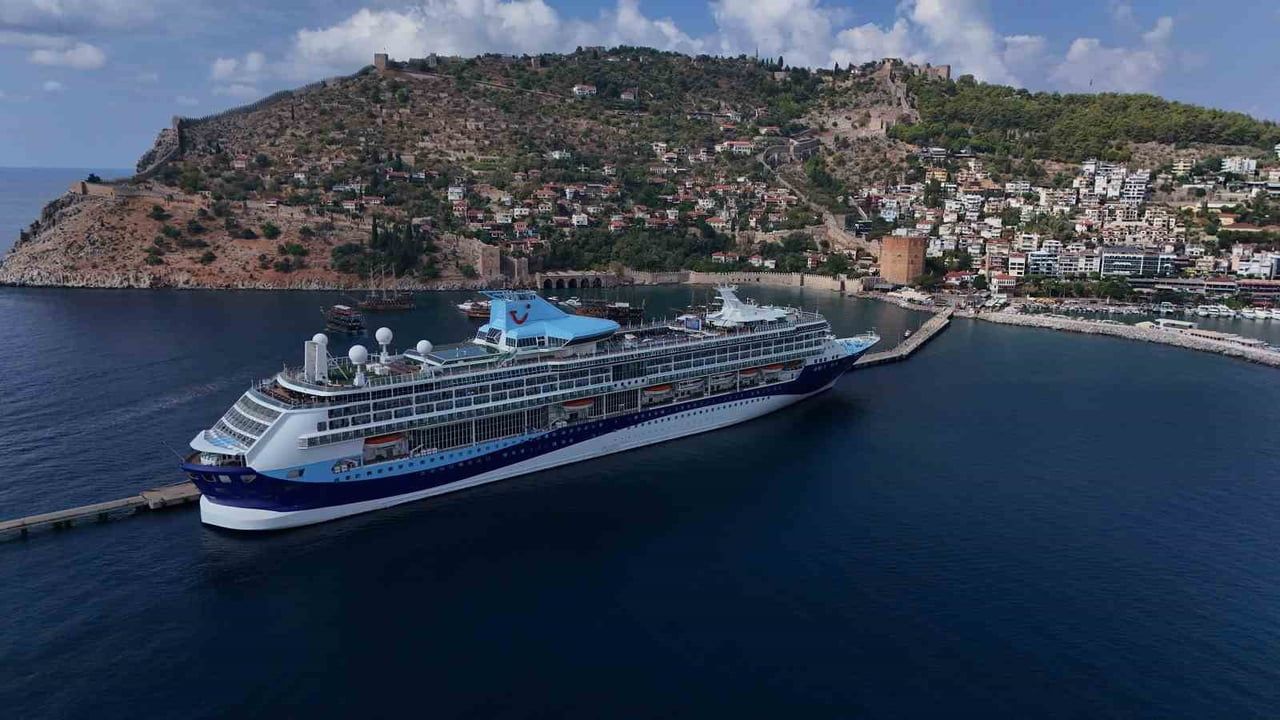 ANTALYA’NIN ALANYA İLÇESİNE 2026 YILI BOYUNCA KRUVAZİYER GEMİLERİYLE GELEN TURİST SAYISI 12 BİN...
