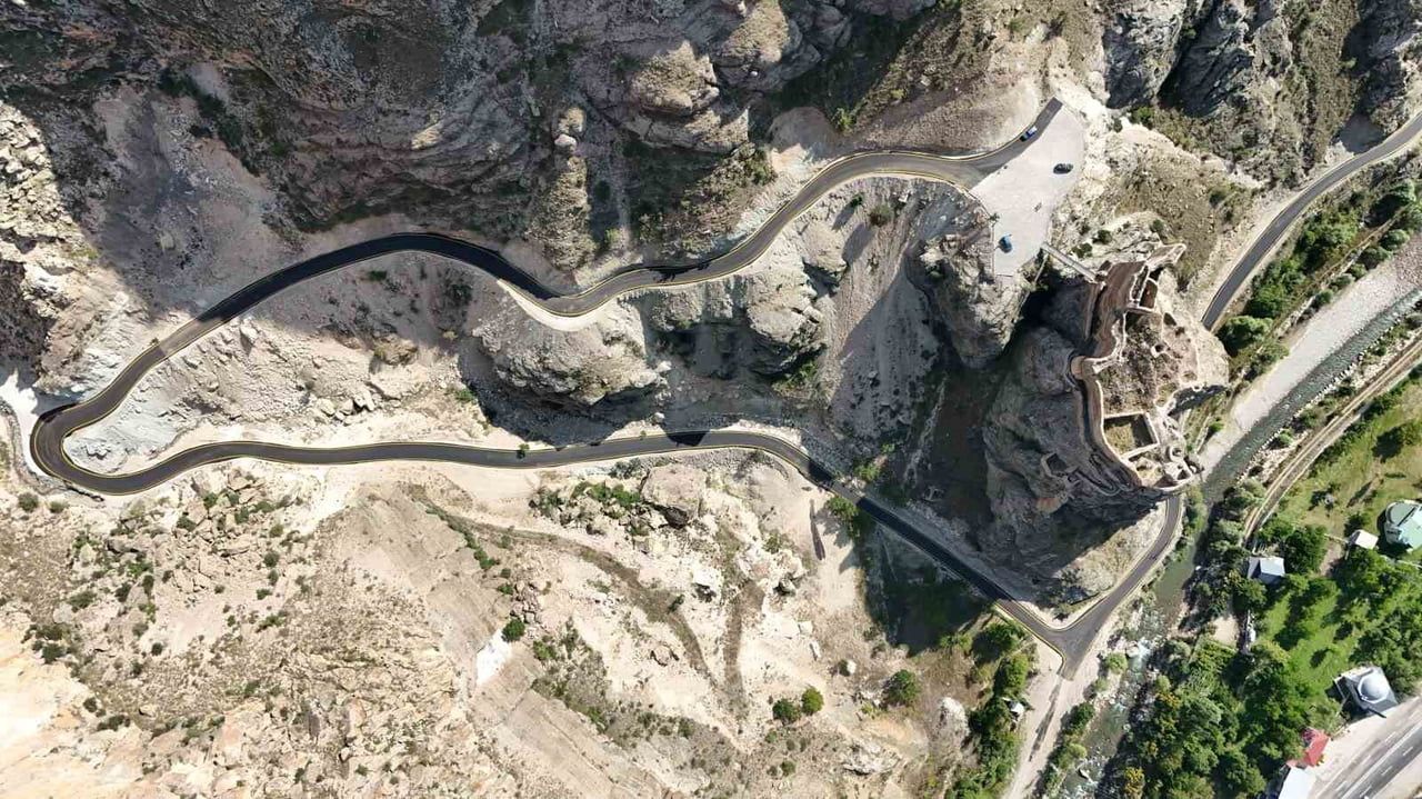 RZURUM’UN UZUNDERE İLÇESİNDE YAKLAŞIK 150 METRE YÜKSEKLİĞİNDEKİ SARP KAYALIKLAR ÜZERİNDE YER ALAN...