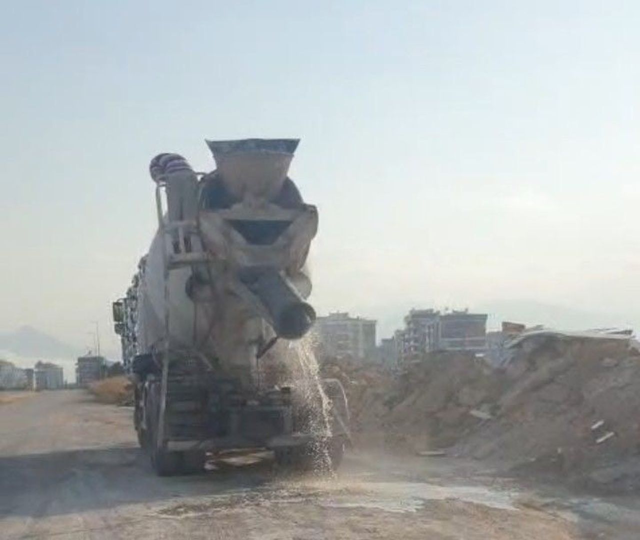 KEPEZ'DE ÇEVREYİ KİRLETEN BETON MİKSERİNE 200 BİN TL İDARİ PARA CEZASI UYGULADI