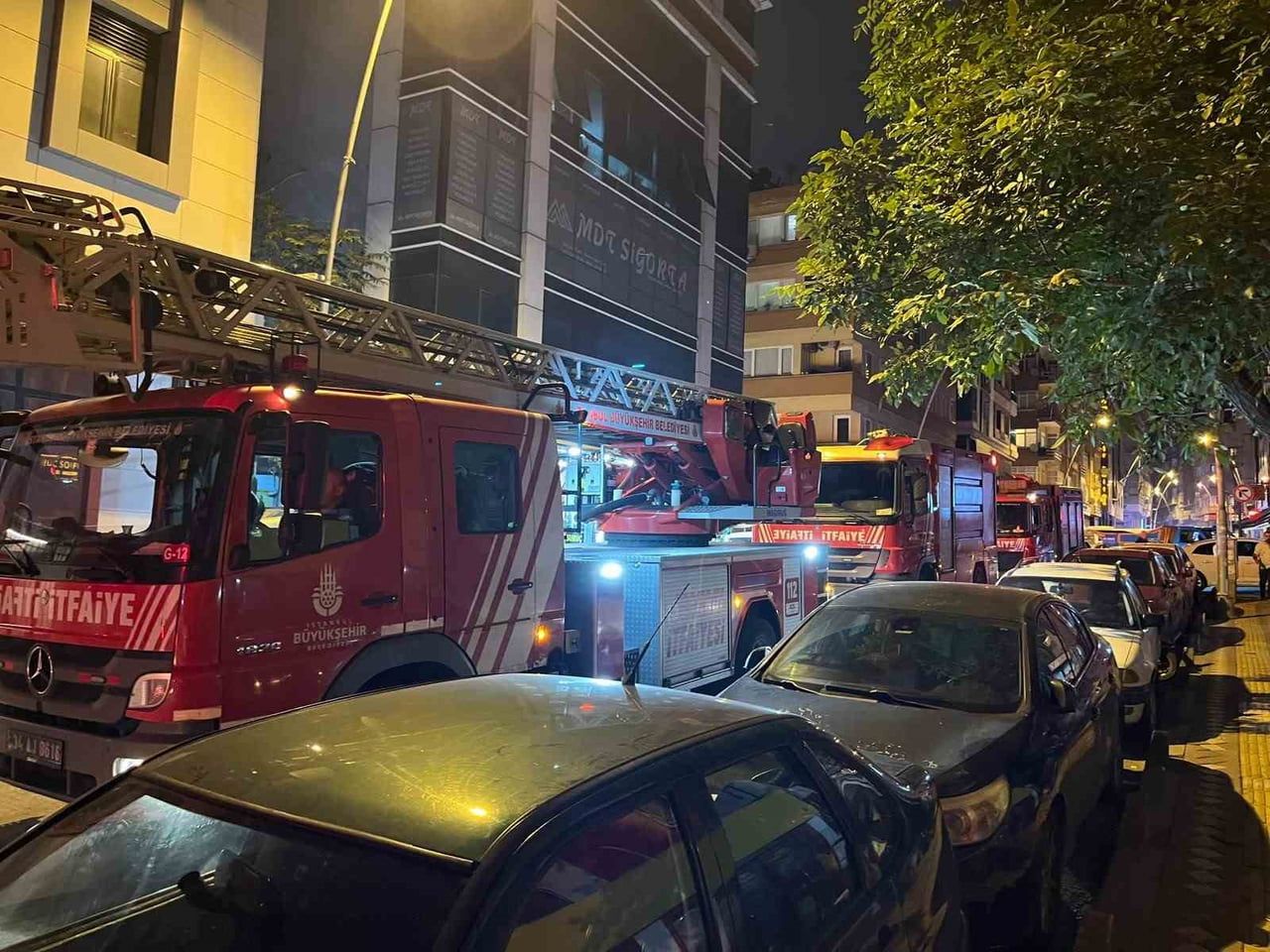İSTANBUL BAHÇELİEVLER'DE 6 KATLI APART OTELDE ÇIKAN YANGIN, BÜYÜMEDEN SÖNDÜRÜLDÜ.