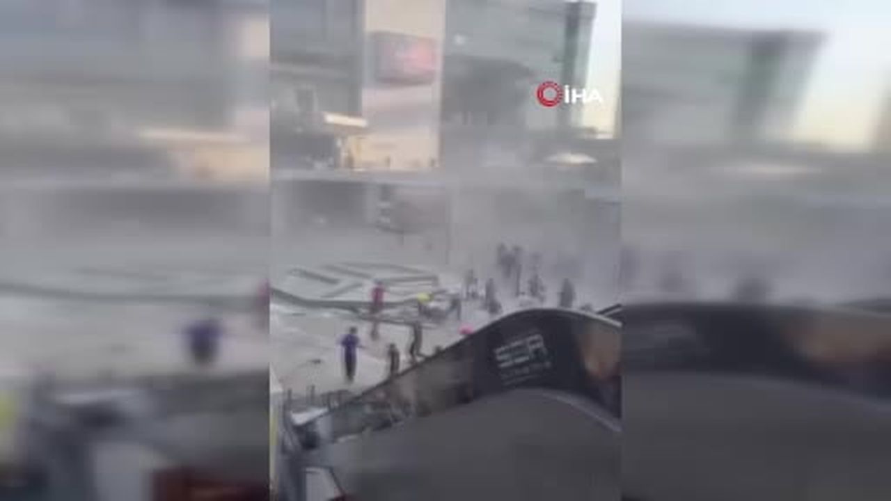Mısır’ın başkenti Kahire’de bir alışveriş merkezinde meydana gelen patlama sonrasında çıkan yangın...
