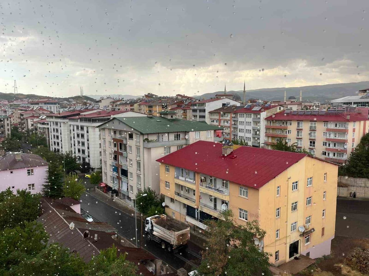 METEOROLOJİNİN UYARISININ ARDINDAN BİNGÖL’DE KISA SÜRELİ SAĞANAK YAĞIŞ ETKİLİ OLDU.