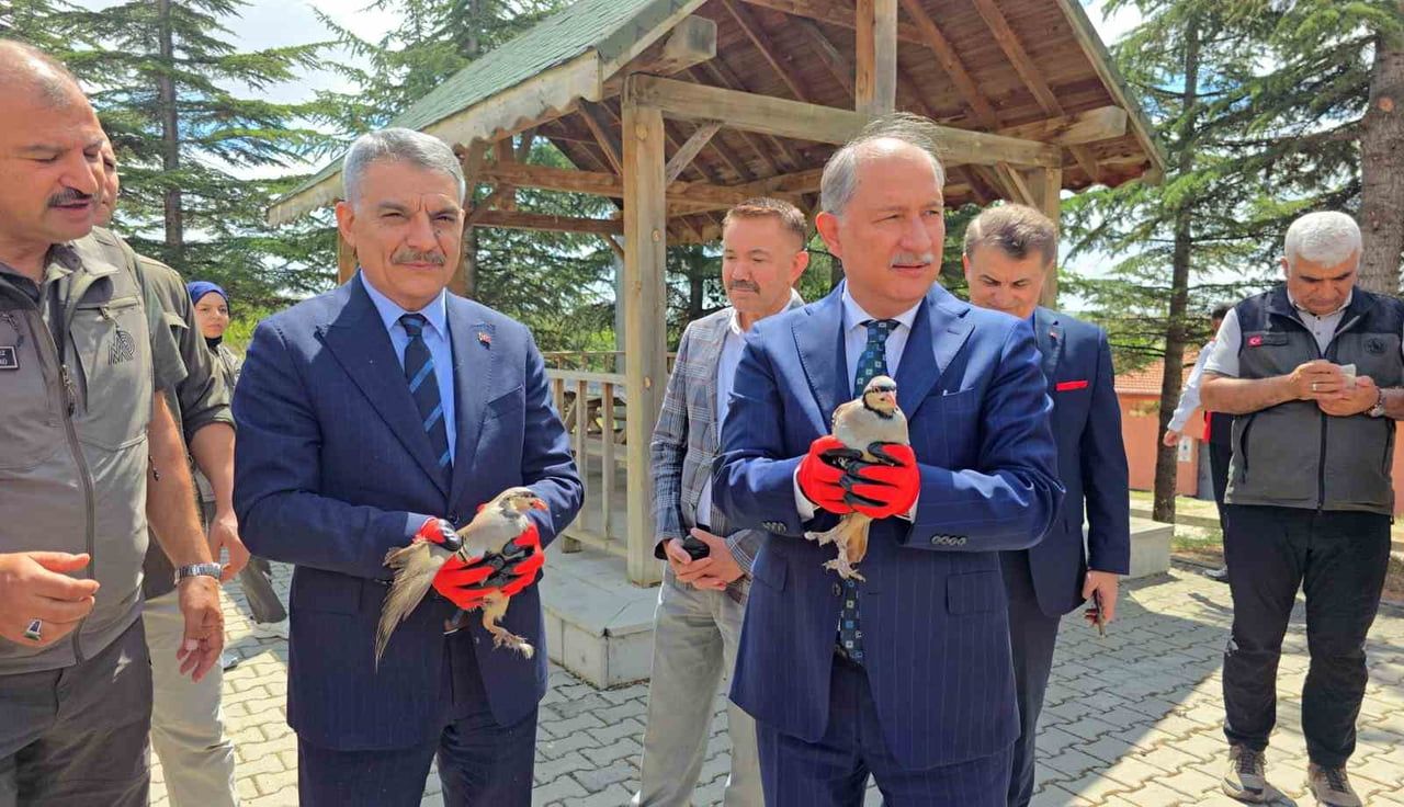 TARIM VE ORMAN BAKAN YARDIMCISI ABDULKADİR POLAT (SAĞDA), 10 BİN KEKLİK KAPASİTELİ TESİSİ...
