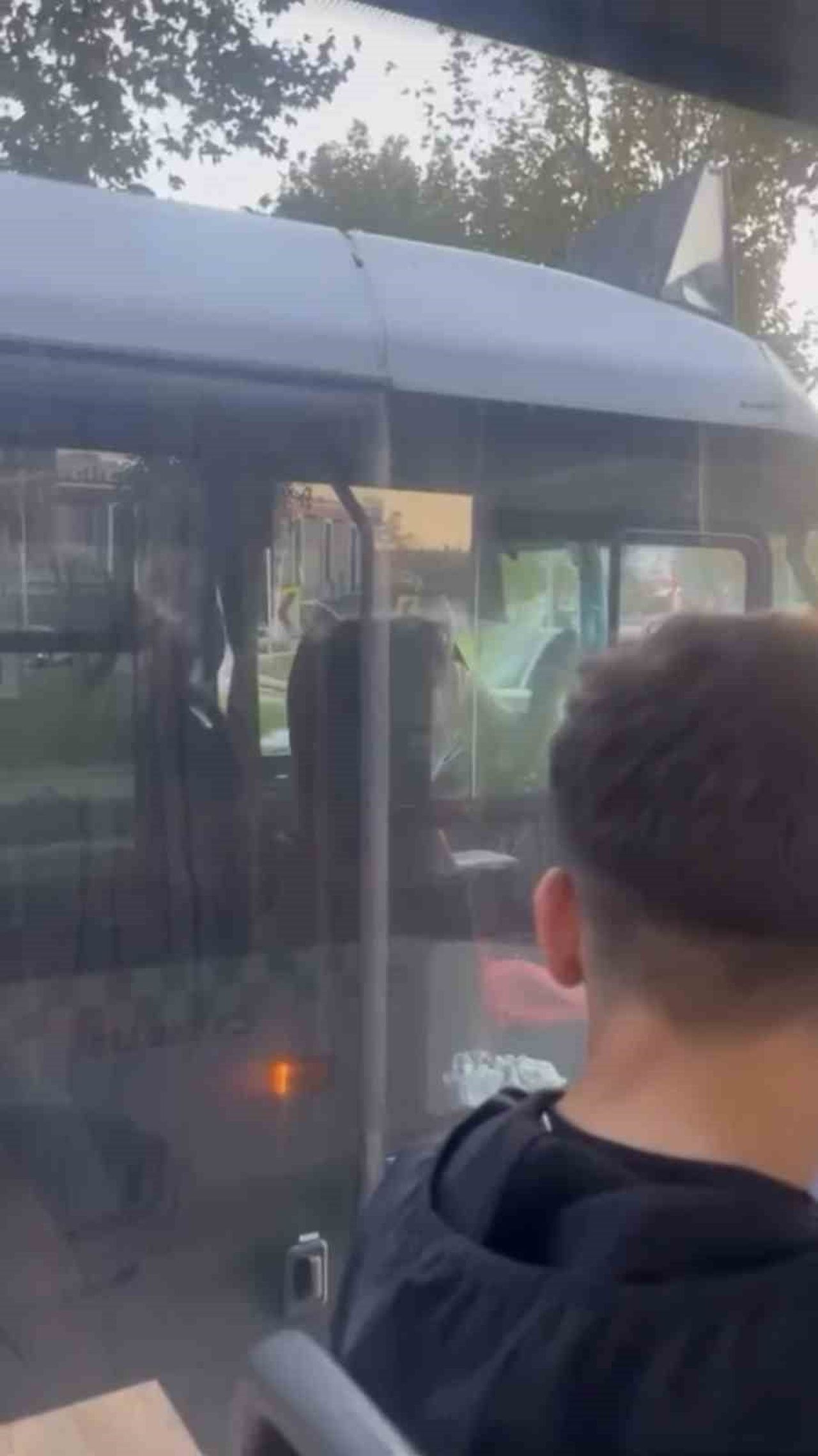 ŞOFÖRLER ARASINDA YOL TARTIŞMASI KAMERADA