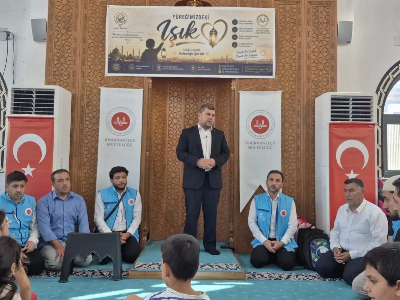 KIRIKHAN’DA DÜZENLENEN PROGRAMDA ÇOCUKLARA EĞİTİM SETLERİ VE HEDİYELERİN TAKDİM EDİLMESİNDEN...