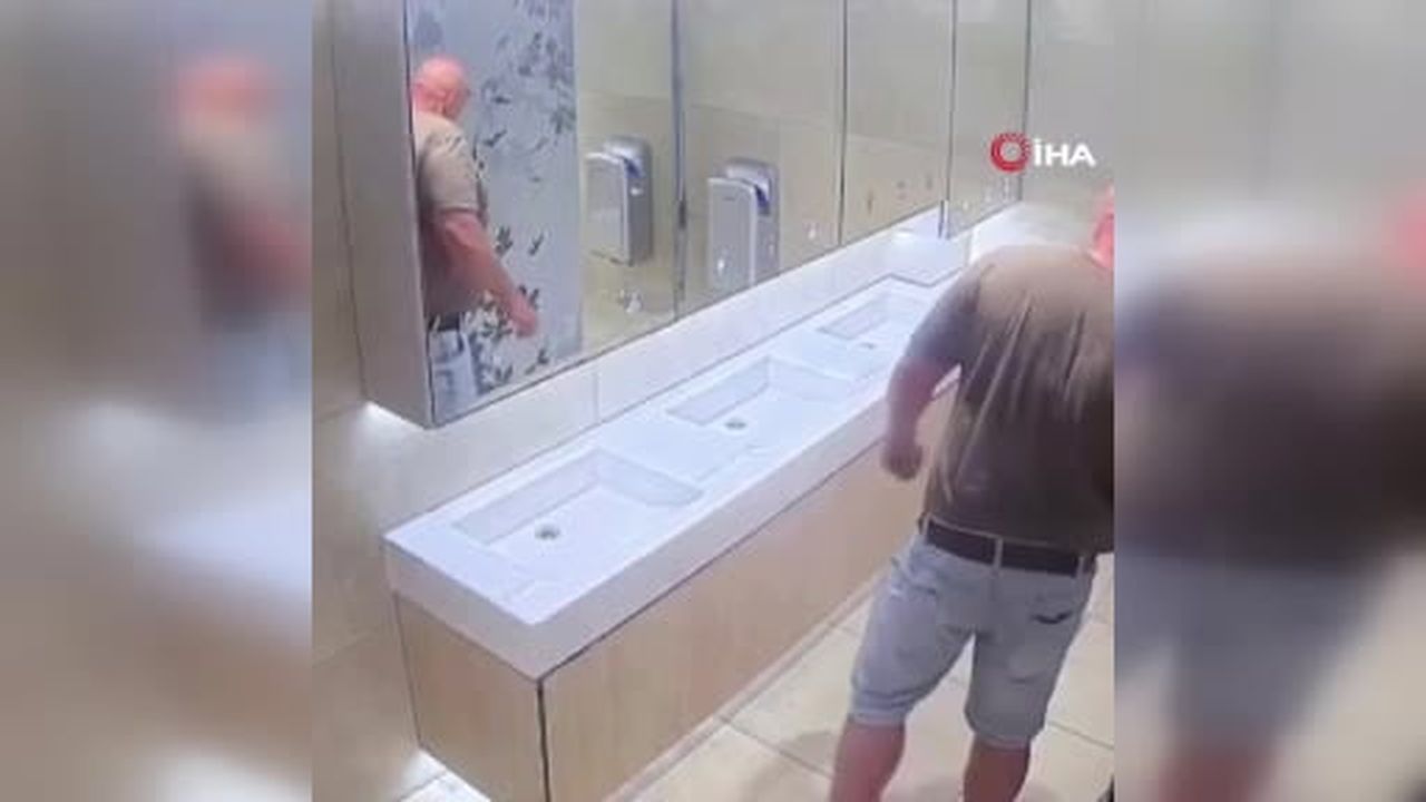 Çekya'nın başkenti Prag'da alışveriş merkezinin, erkekler tuvaletini kullandıktan sona sabunluğun...