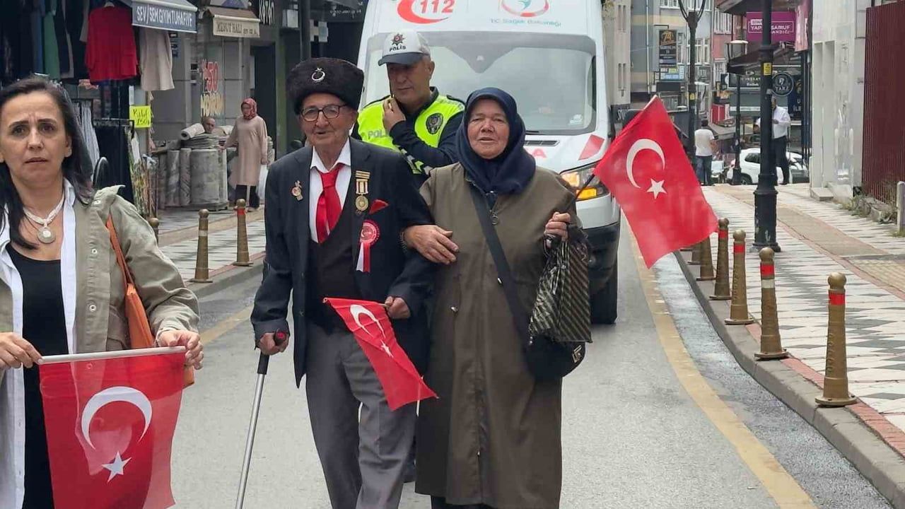 GAZİLER HAFTASI NEDENİYLE GERÇEKLEŞTİRİLEN PROGRAMDA, YÜRÜMEKTE ZORLANAN KIBRIS GAZİ MEHMET...