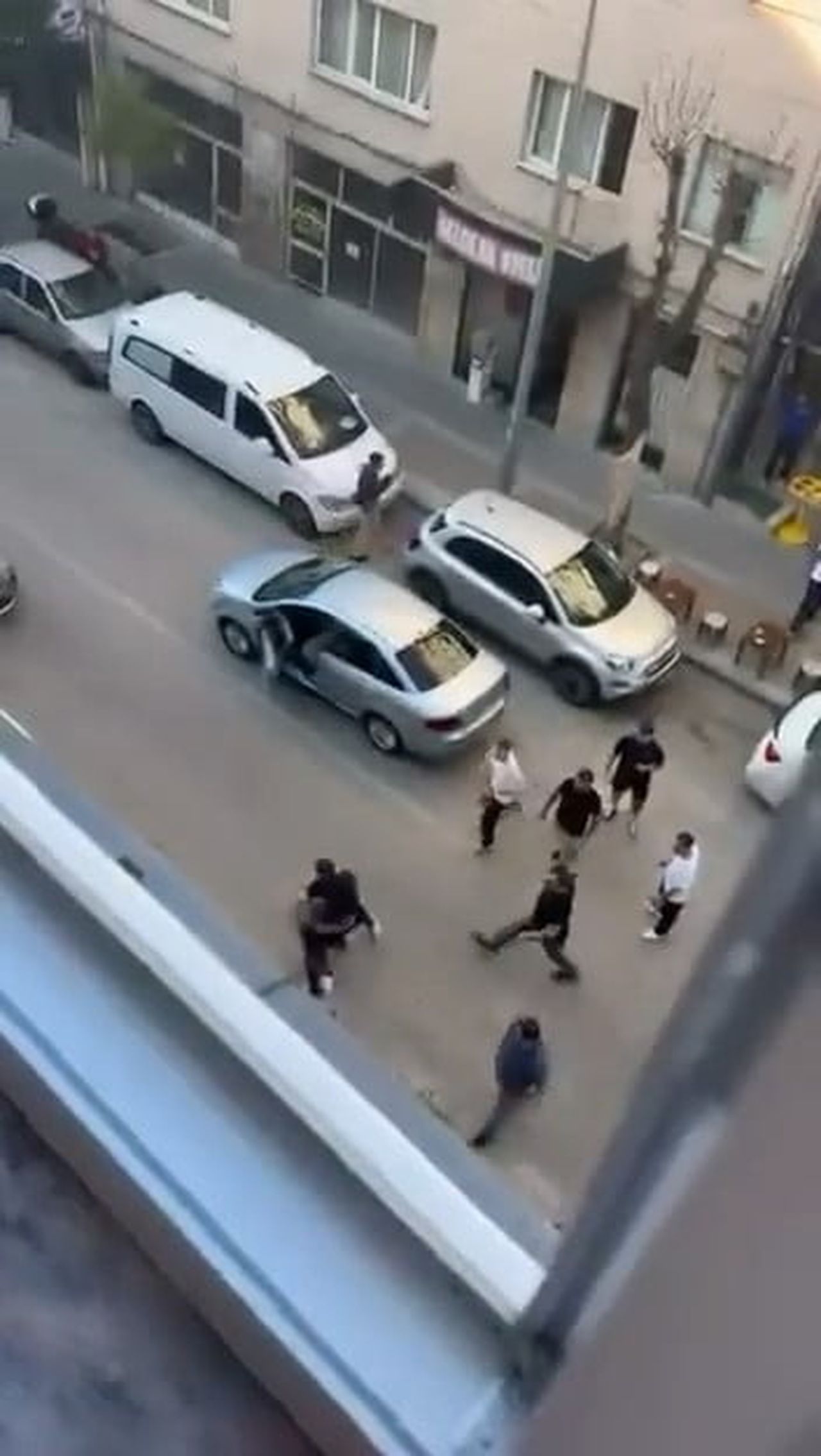 BURSA'DA CADDE ÜZERİNDE TRAFİK TARTIŞMASI SEBEBİYLE BİRBİRİNE GİREN İKİ GRUP, CADDEYİ ADETA RİNGE...