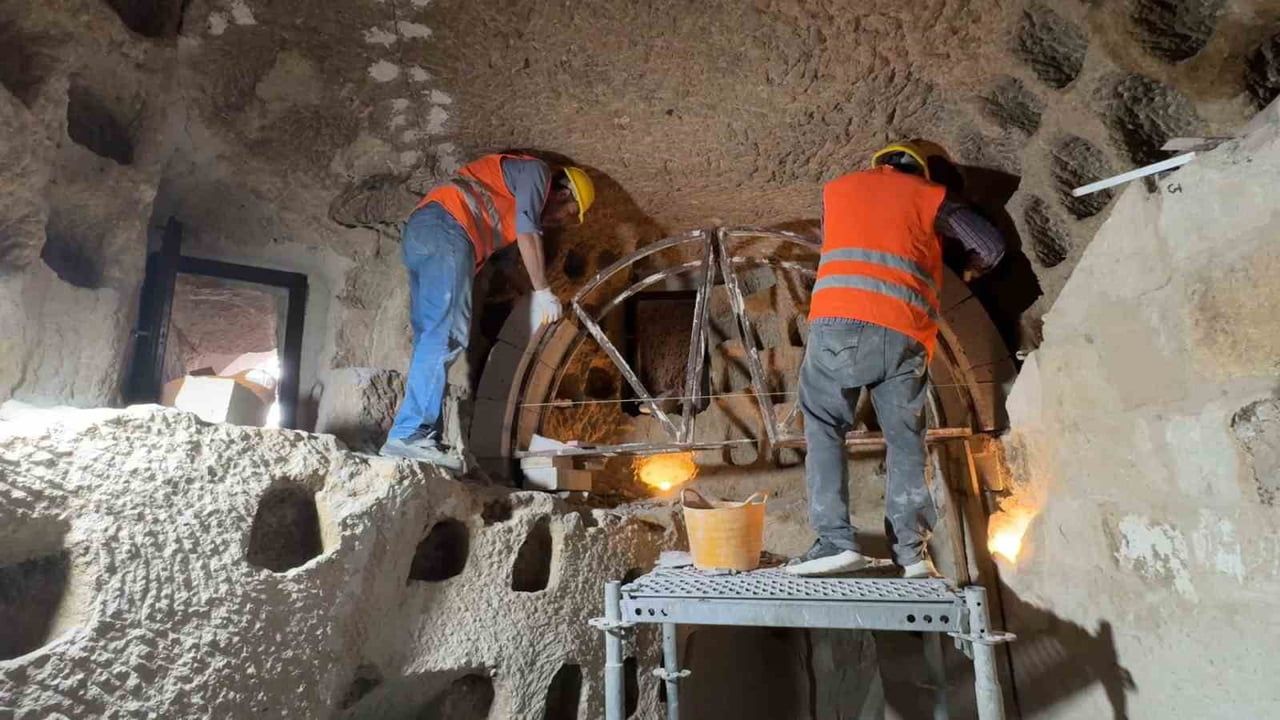 KAPADOKYA’DA DOĞAL OLUŞUMLARIN KORUNMASINA YÖNELİK ÇALIŞMALAR SÜRERKEN, DAHA ÖNCE MÜDAHALE EDİLEN...