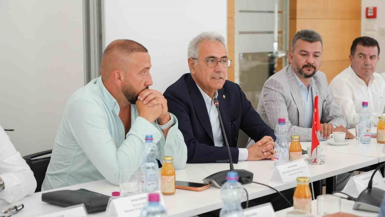 STSO BAŞKANI ZEKİ ÖZDEMİR (KOYU CEKETLİ) AÇIKLAMALARDA BULUNDU