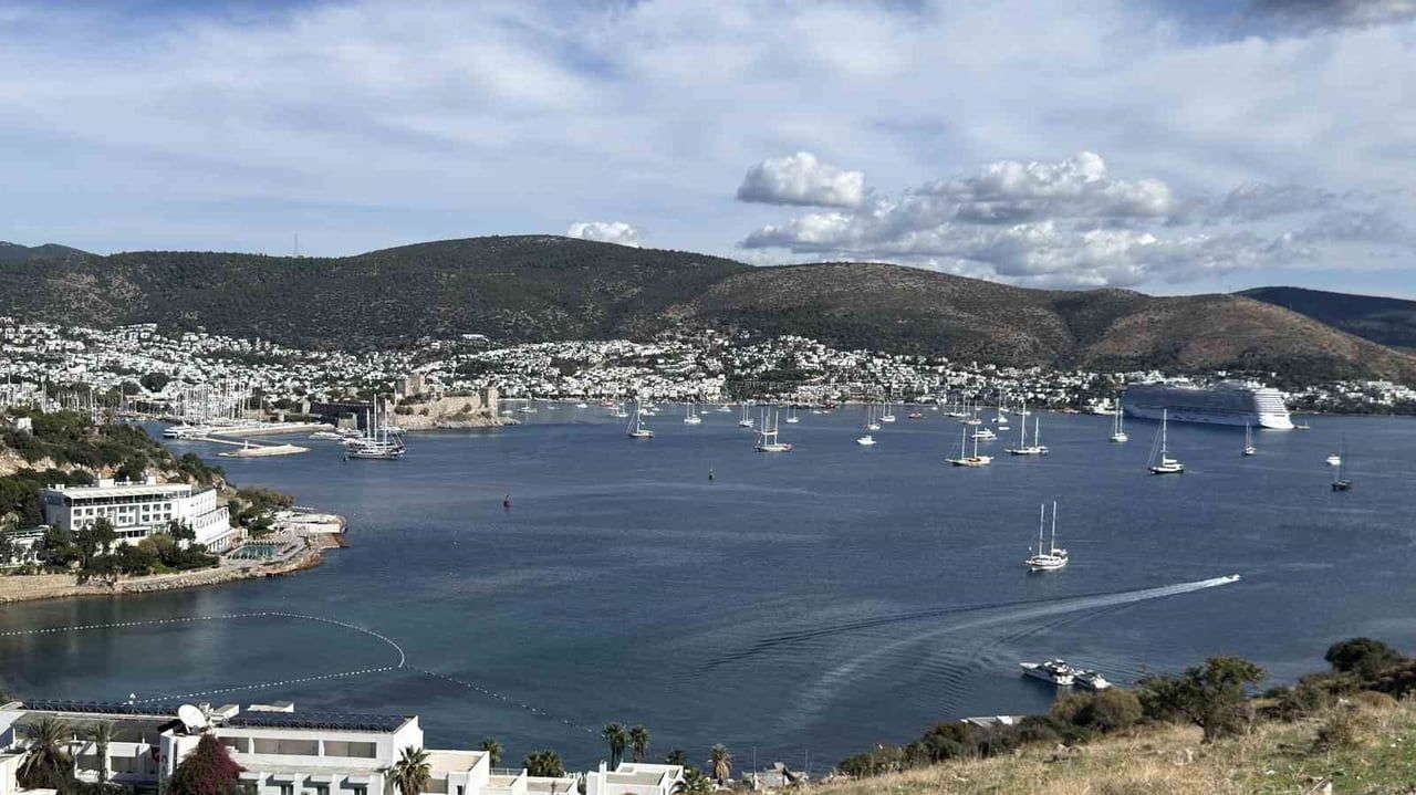 MUĞLA’NIN BODRUM İLÇESİNDE SAĞANAĞIN ARDINDAN GÜNEŞİN YÜZÜNÜ GÖSTERMESİYLE YERLİ VE YABANCI...