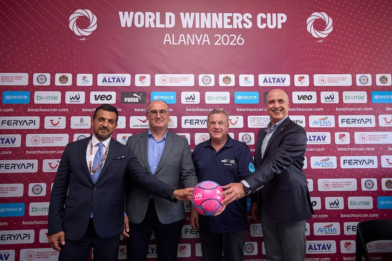 ANTALYA'NIN ALANYA İLÇESİNDE DÜZENLENEN PLAJ FUTBOLU DÜNYA KULÜPLER ŞAMPİYONASI KAPSAMINDA KONUŞAN...
