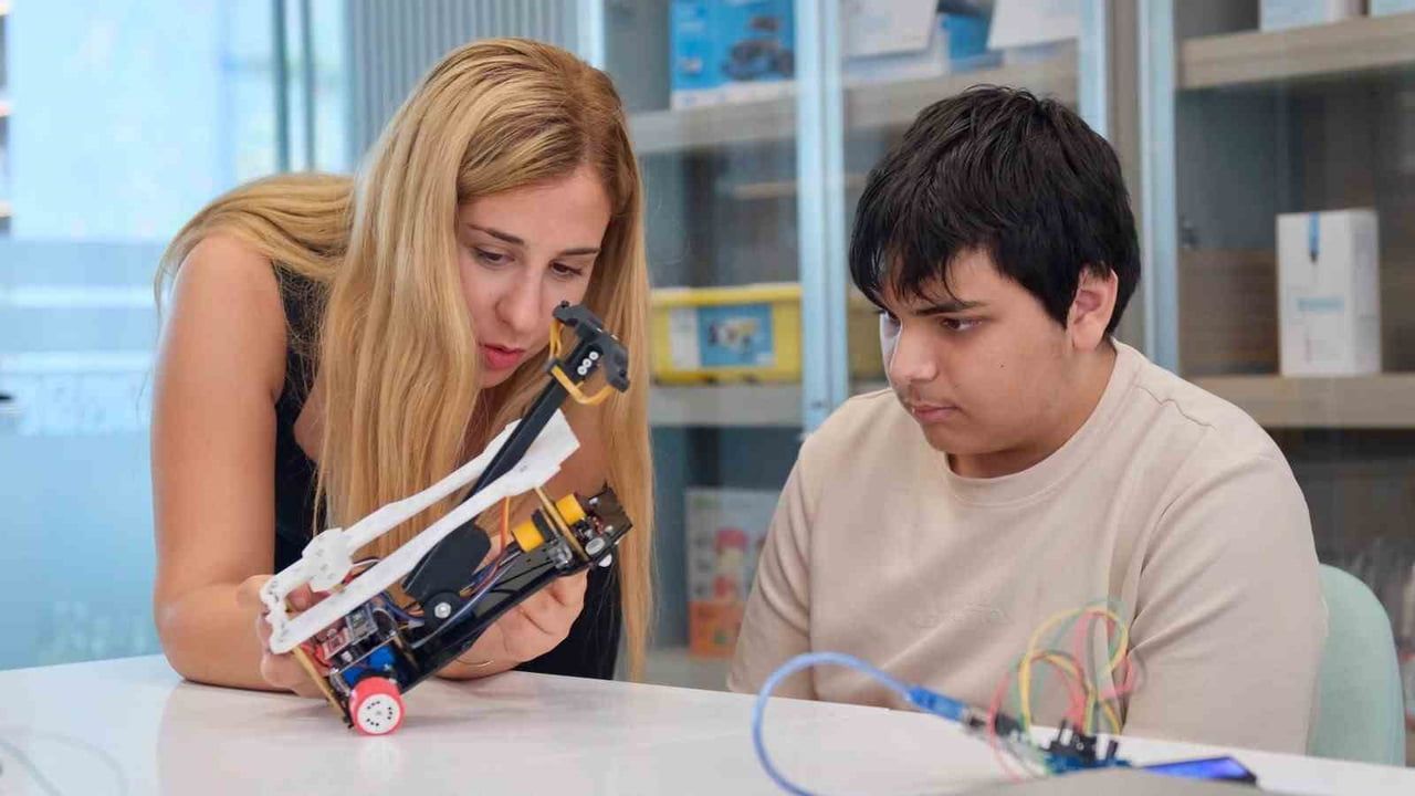 YILDIRIM BELEDİYESİ, DİJİTAL DÖNÜŞÜM VİZYONUNU GENÇLERE VE ÇOCUKLARA YÖNELİK ROBOTİK KODLAMA...