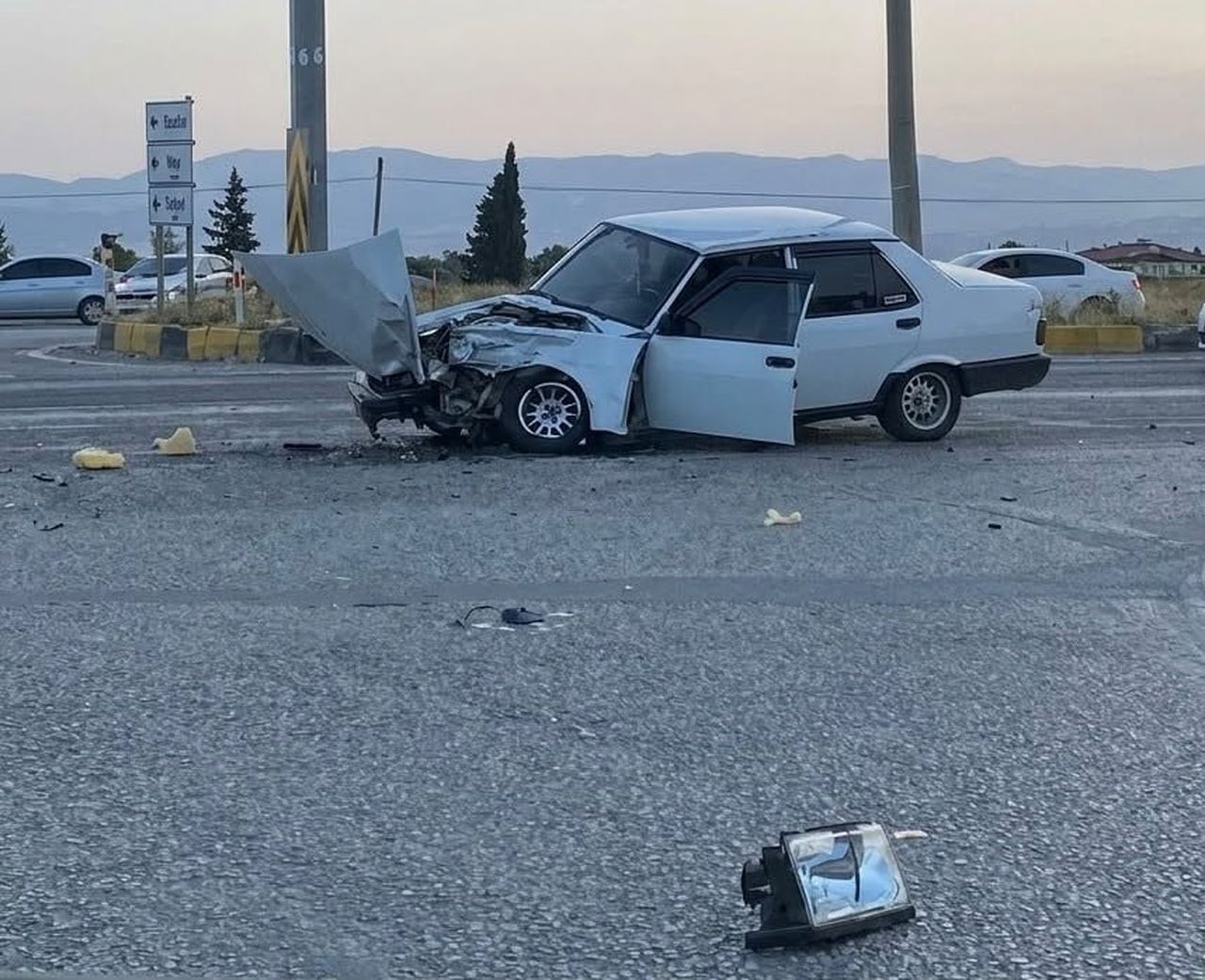 ALAŞEHİR İLÇESİNDE OTOMOBİL İLE YABANCI PLAKALI TIRIN ÇARPIŞMASI SONUCU MEYDANA GELEN KAZADA 19...