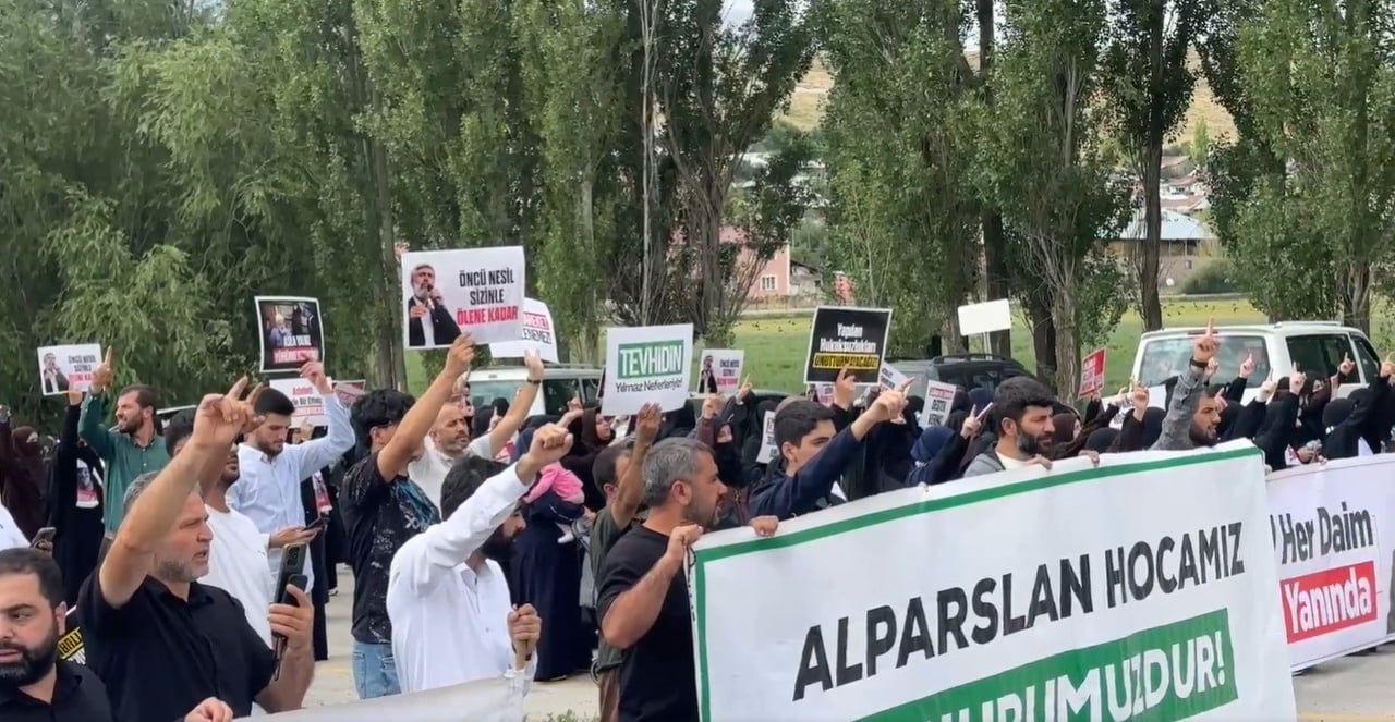 ALPARSLAN KUYTUL TARAFTARLARI, CEZAEVİ ÖNÜNDE İZİNSİZ GÖSTERİ YAPTI.