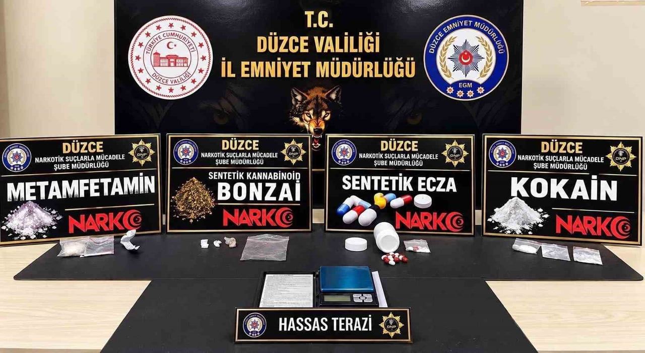 DÜZCE’DE POLİS EKİPLERİNİN DÜZENLEDİĞİ UYUŞTURUCU OPERASYONUNDA FARKLI TÜRLERDE UYUŞTURUCU...
