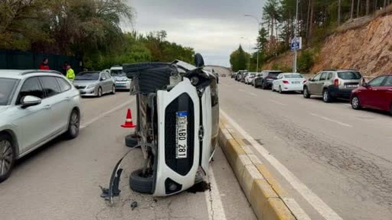 Devrilen otomobilden şans eseri burnu bile kanamadan çıktı