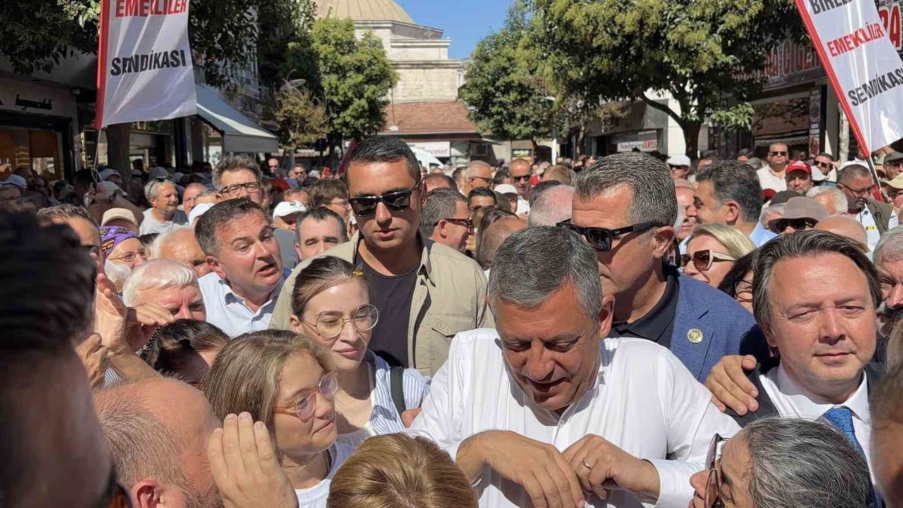 BİR DİZİ PROGRAMLAR İÇİN KIRKLARELİ'NE GELEN YENİ PARTİ GENEL BAŞKANI ÖZGÜR ÖZEL, ESNAF İLE BİR...